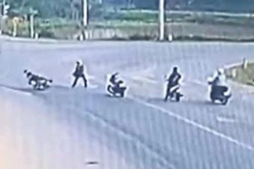 Mâu thuẫn trên đường, thanh niên cầm gạch ném đối thủ