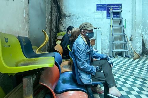 Chật vật đi khám ở những bệnh viện xuống cấp tại TP.HCM