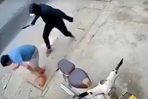 Truy nã nam thanh niên chém lìa chân người đàn ông ở Hà Nội