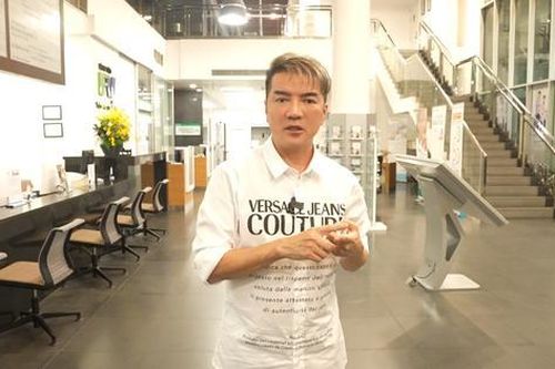 'Sao chịu chi nhất nhì V-biz' nói là làm dẫn 'bản sao khiếm thị' đi chữa mắt được netizen tán thưởng