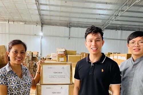 Trao tặng 10.000 cuốn sách tới 50 trường học và tổ chức trên cả nước