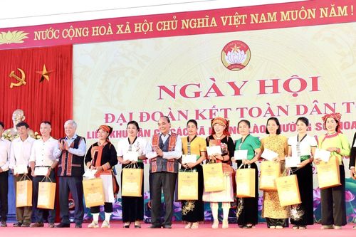 Chủ tịch nước Nguyễn Xuân Phúc dự Ngày hội Đại đoàn kết tại Lai Châu
