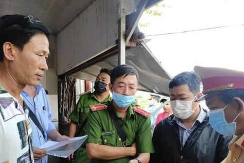 Theo chân liên ngành kiểm tra bãi xe hơn 10.000 m2 ở TPHCM