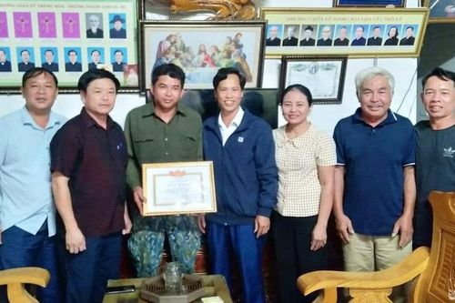 Tuyên dương người có hành động dũng cảm lao xuống sông cứu một phụ nữ nhảy cầu
