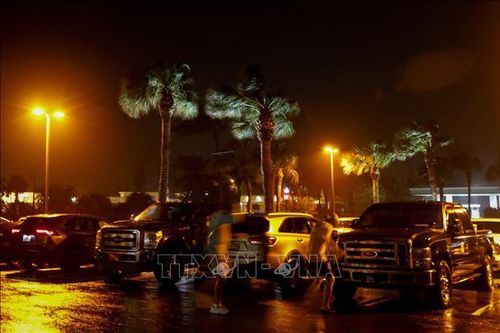 Hàng trăm nghìn người ở Mỹ chịu cảnh mất điện do bão Nicole