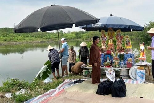 Sau khi phát hiện thi thể trên sông Tô Lịch, Công an lấy mẫu xét nghiệm ADN cha mẹ Hải Như