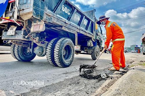 Chuyện những người dãi nắng, dầm mưa duy tu đường bộ