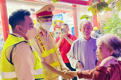 CSGT đưa cụ bà 74 tuổi bị lẫn đi lạc về nhà
