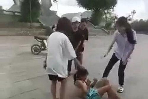 Làm rõ clip nữ sinh lớp 6 bị bạn cùng trường đánh hội đồng