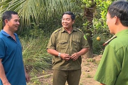 Công an viên cứu người trong lũ dữ