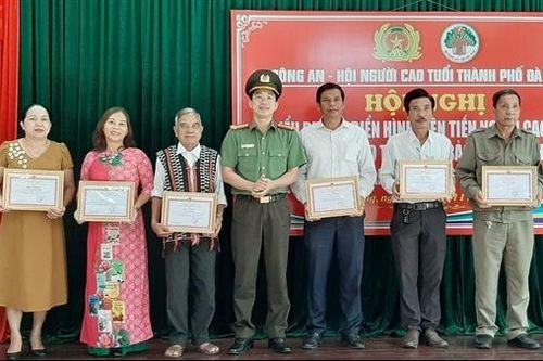 Người cao tuổi Đà Nẵng tích cực tham gia phong trào Toàn dân bảo vệ ANTQ