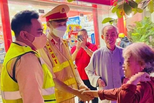 CSGT Hà Nội đưa cụ bà đi lạc 10km về gia đình