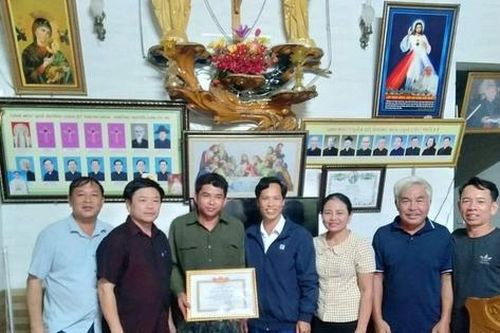 Người đàn ông lao xuống sông cứu một phụ nữ trầm cảm
