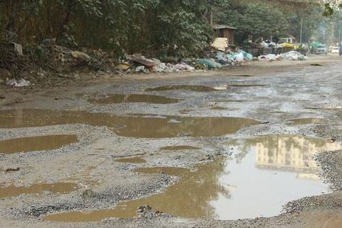 Cận cảnh con đường dày đặc 'ổ gà, hố voi', lầy lội bùn đất đến khó tin giữa lòng Thủ đô