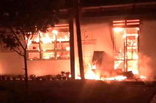 Quảng Nam: Một trường học bất ngờ bốc cháy trong đêm