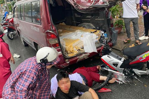 Xe máy gãy đôi khi tông ôtô 16 chỗ ở TP.HCM