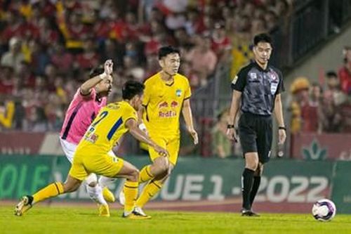 Hên xui khi mời trọng tài ngoại