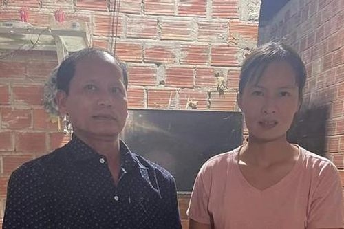 Nhặt được túi vàng bên đường, người phụ nữ tìm người trả lại