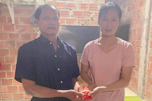 Đánh mất túi vàng, người đàn ông được nữ công nhân tìm trả lại