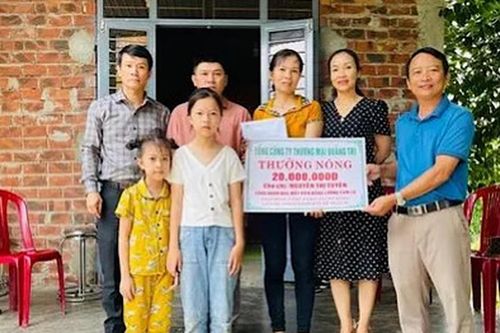 Tuyên dương nữ công nhân nhặt được túi vàng trả người đánh rơi