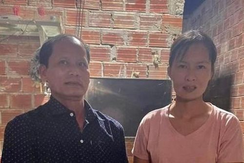Nhặt được túi vàng bên đường, nữ công nhân tìm người trả lại