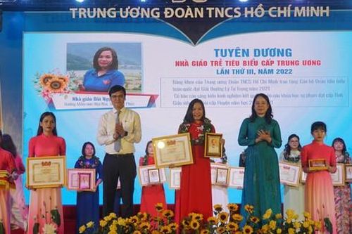 Thầy cô giáo trẻ xung phong đảm nhận việc mới, việc khó