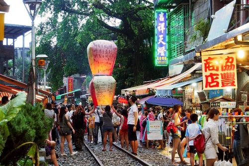 Nhiều điểm đến 'mở toang cửa' đón du khách Việt Nam
