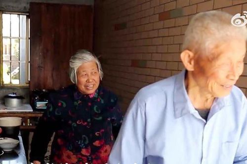 Vì một lời hứa, vợ chồng chăm con giúp hàng xóm suốt 41 năm