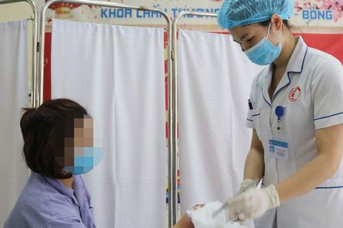 Đi cấp cứu với bàn tay dập nát vì bị cuốn vào máy xay thịt