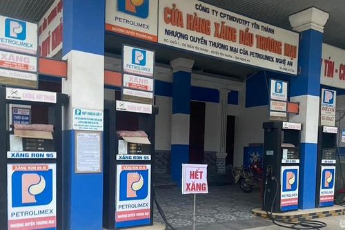 Cây xăng ở Yên Thành treo biển 'hết hàng'
