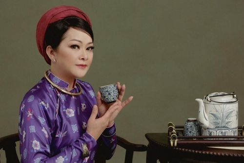Như Quỳnh diện cổ phục khoe vẻ đẹp nền nã tuổi 52