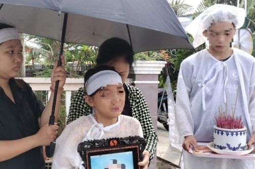 Xót xa hoàn cảnh hai con tiễn đưa linh cửu người mẹ bị hành hung trong khách sạn