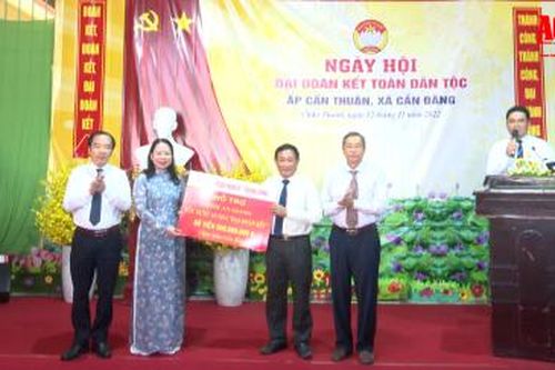 Phó Chủ tịch nước Võ Thị Ánh Xuân dự Ngày hội Đại đoàn kết toàn dân tộc tại xã Cần Đăng