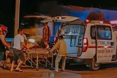 Thiếu nữ tử vong do xe máy va vào dải phân cách