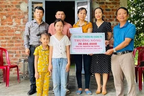 Khen thưởng người phụ nữ nhặt được túi vàng trả người đánh rơi