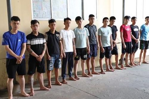 Hàng chục thanh niên mang hung khí, bom xăng đi đánh người trọng thương