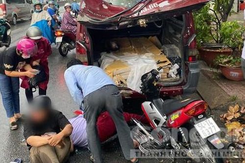 Xe máy gãy đôi sau khi tông biến dạng đuôi ô tô, 2 học sinh trọng thương