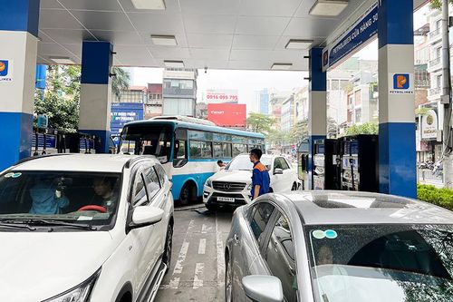 Các cây xăng vẫn 'quá tải' khách mua