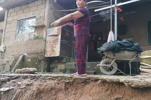 Sạt lở bờ sông Bồ diễn biến phức tạp sau mưa lũ, chính quyền vận động người dân tạm di dời đến nơi an toàn