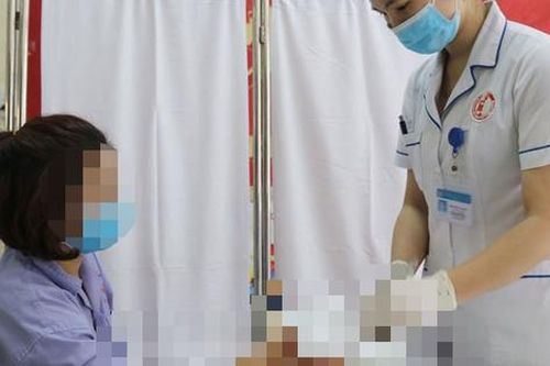 Người phụ nữ 30 tuổi bất ngờ bị cuốn bàn tay vào máy xay