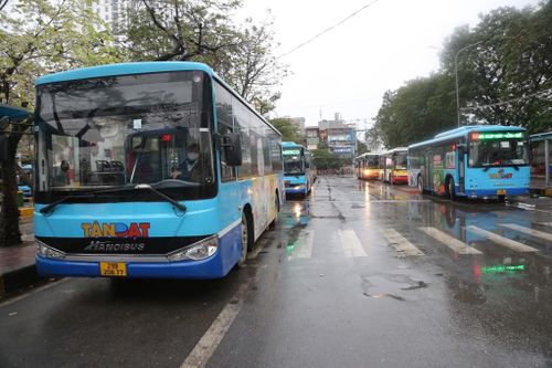 Hà Nội: Đề nghị ưu tiên cung cấp đủ xăng dầu cho xe buýt vận hành