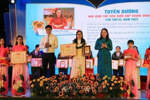 Tuyên dương 100 'Nhà giáo trẻ tiêu biểu' cấp Trung ương