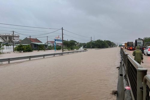 Thiệt hại ban đầu do mưa lớn, Phú Yên tiếp tục ứng phó