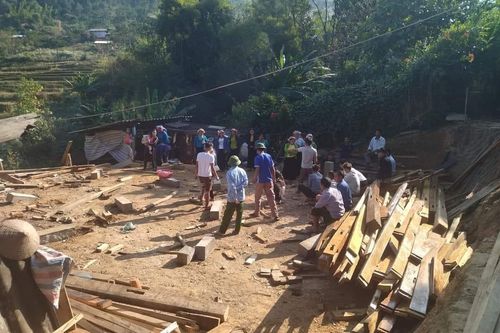 Nhà sàn ở Yên Bái đang dựng bất ngờ đổ sập khiến 5 người nhập viện