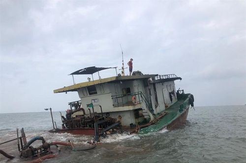 Cứu nạn thành công 5 thuyền viên tàu vận tải bị chìm trên biển Cát Bà