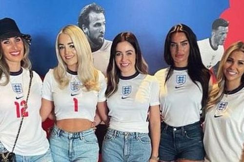 Dàn WAGs tuyển Anh 'chơi lớn', lên du thuyền 1 tỷ bảng tới World Cup 2022