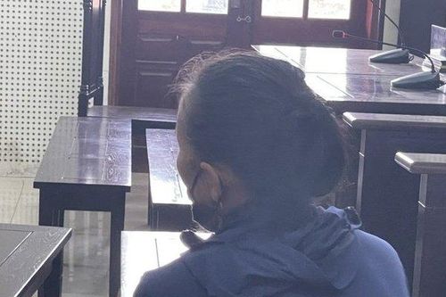 Người vợ già bất lực òa khóc khi chồng nhận án tử vì ma túy