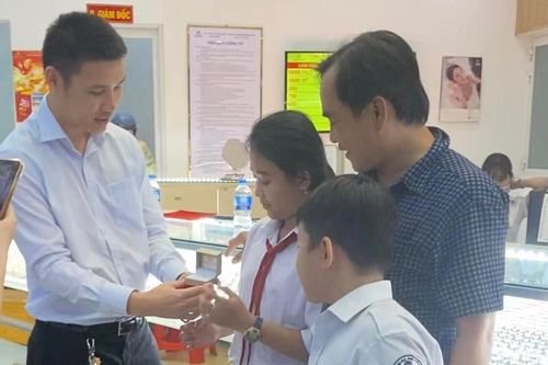 Bé gái hiếu thảo gom tiền lẻ mua vàng tặng ba, chủ tiệm liền tặng luôn chiếc nhẫn