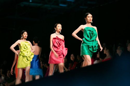 Người mẫu ngoại cỡ xuất hiện trong show NTK Đỗ Mạnh Cường: Mọi vẻ đẹp đều đáng được tôn vinh