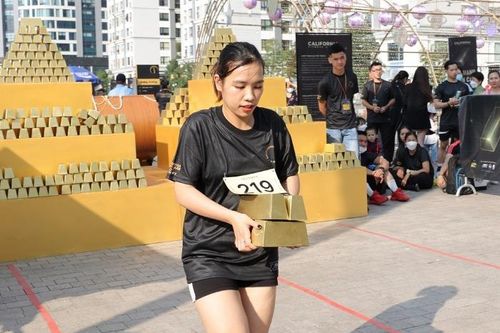 Hơn 1.000 người tham gia thử thách săn lùng thẻ vàng tại Hà Nội
